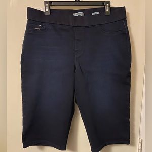 Nine West ladies Shorts, size 16;black knee length.